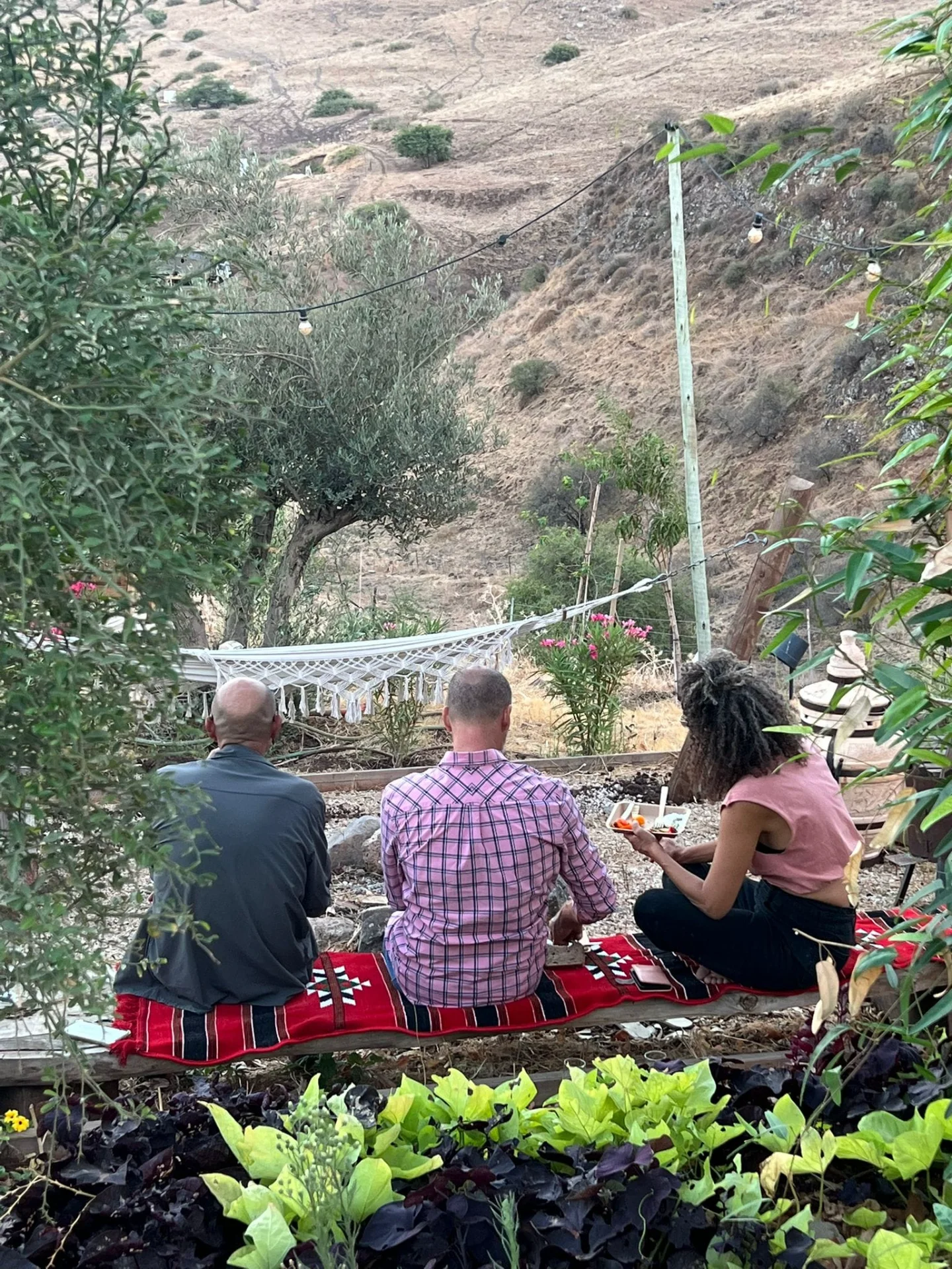 שולחן אוכל ביתי וחם בבוסתן רפאל